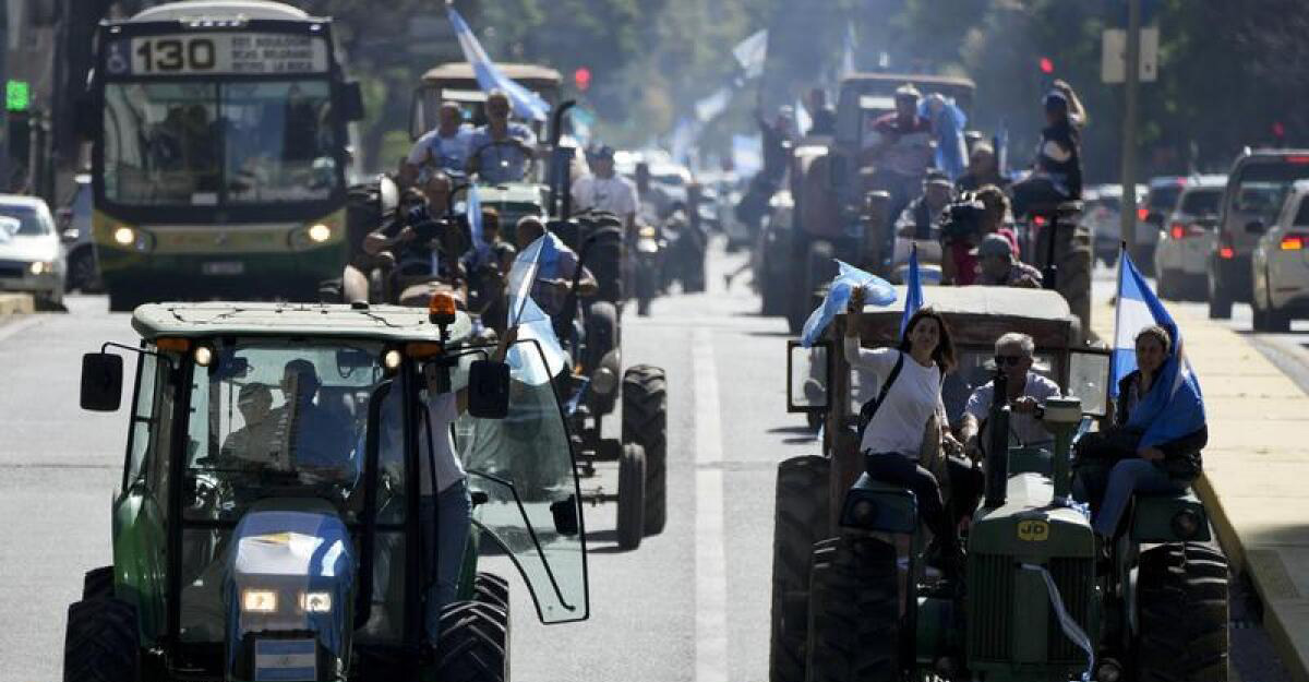 কর বিরোধী বিক্ষোভে উত্তাল আর্জেন্টিনা
