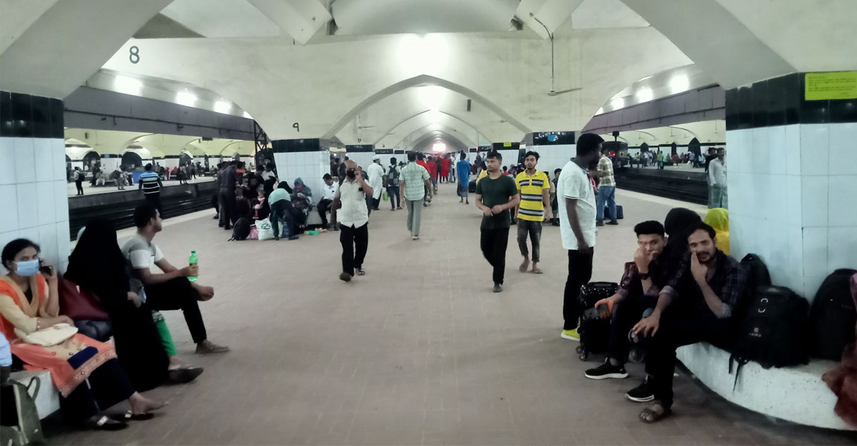 কমলাপুরেই ইফতার সারলেন কয়েক হাজার মানুষ