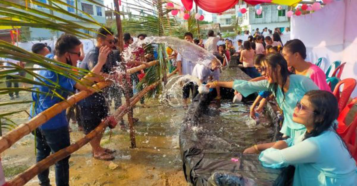 কক্সবাজারে বর্ষবরণে জলকেলি উৎসবে মেতেছেন রাখাইনরা