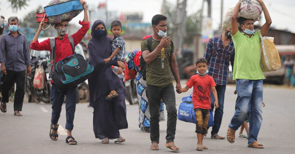 আনন্দের স্মৃতি নিয়ে ঢাকায় ফিরছেন মানুষ