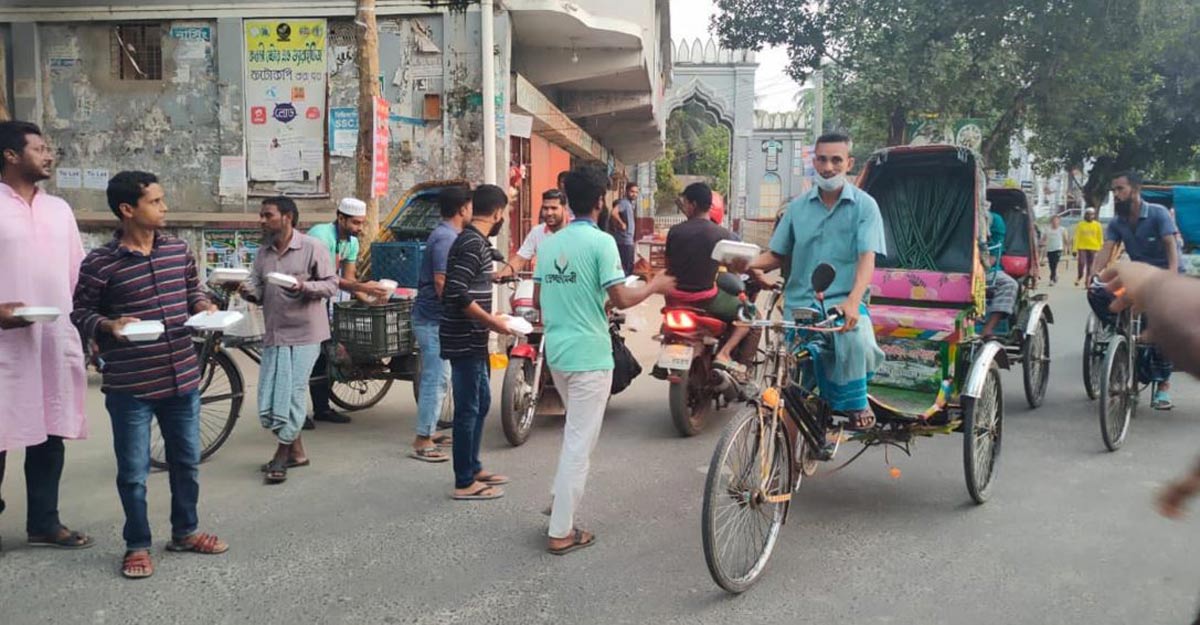 অসহায় মানুষের মুখে ইফতার তুলে দিচ্ছে ‘প্রজ্বলিত গোপালগঞ্জ’