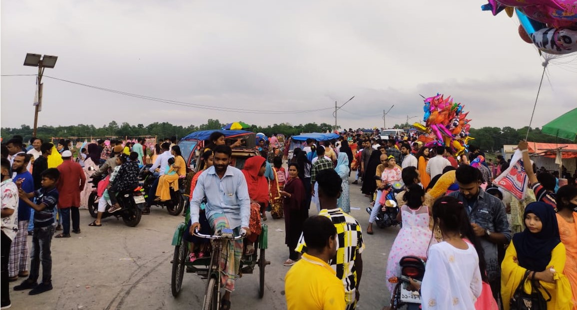 মানিকগঞ্জে বেউথা ব্রিজে ঈদে হাজারো মানুষের মিলন মেলা