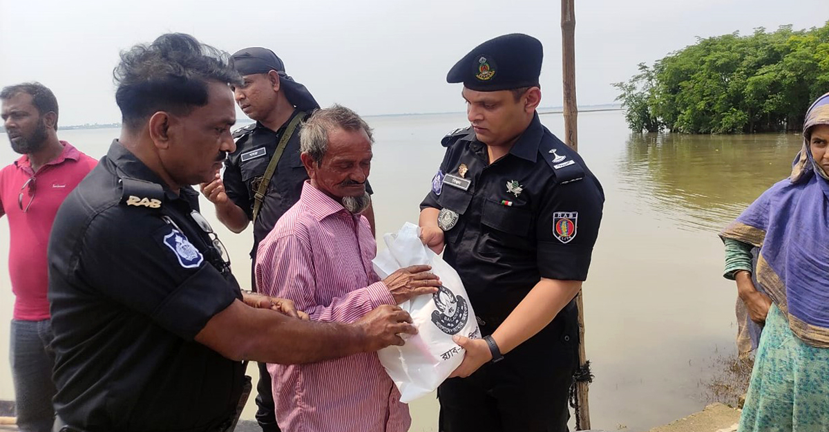 হাওরে ফসলহারা কৃষকদের মাঝে র‌্যাবের খাদ্য সামগ্রী বিতরণ