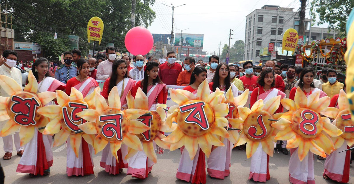 রংপুরে বৈশাখী বটতলায় মানুষের ঢল
