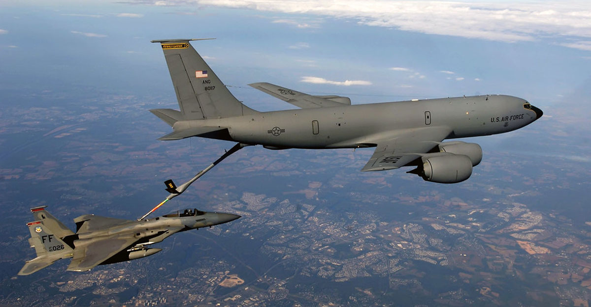 যেভাবে আকাশে বিমান থেকে বিমানে জ্বালানি ভরা হয়