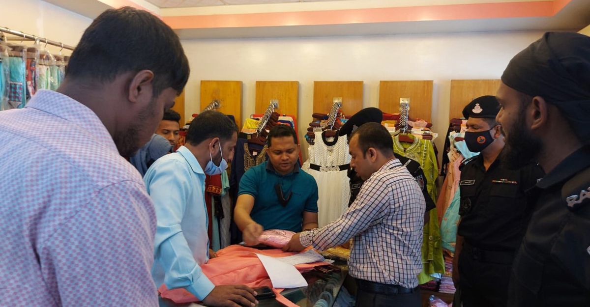 হাজার টাকার কাপড় ৫ হাজার, ৫ দোকানিকে জরিমানা