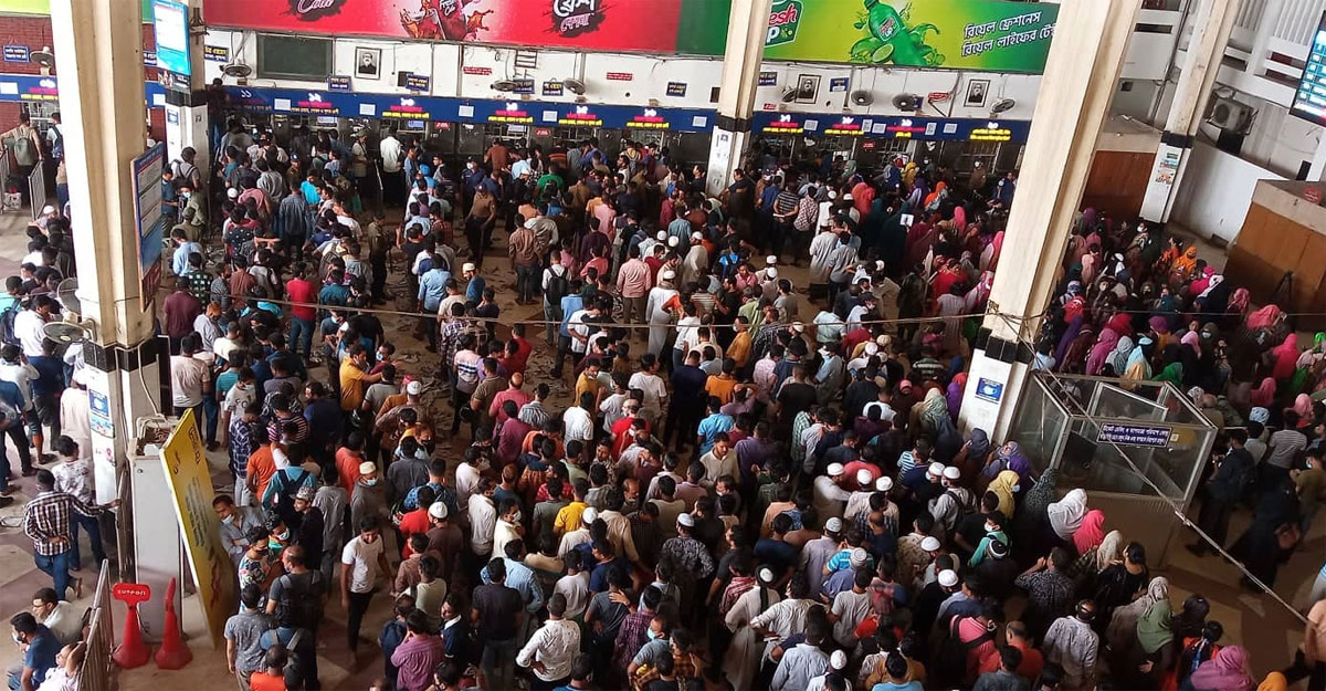 লাইনের বাইরে থেকে টিকিট নিতে চাইলে ‘হই হুল্লোড়’