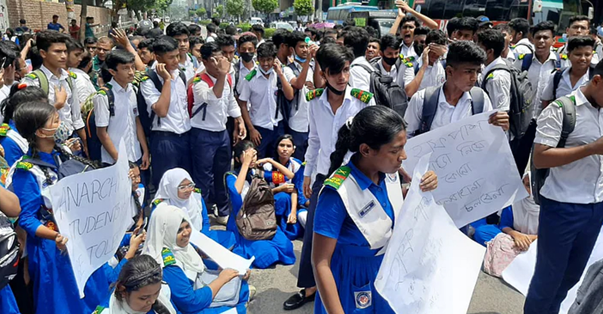 ‘ইউনিফর্ম থাকলে বাসে উঠতেই দিতে চায় না’