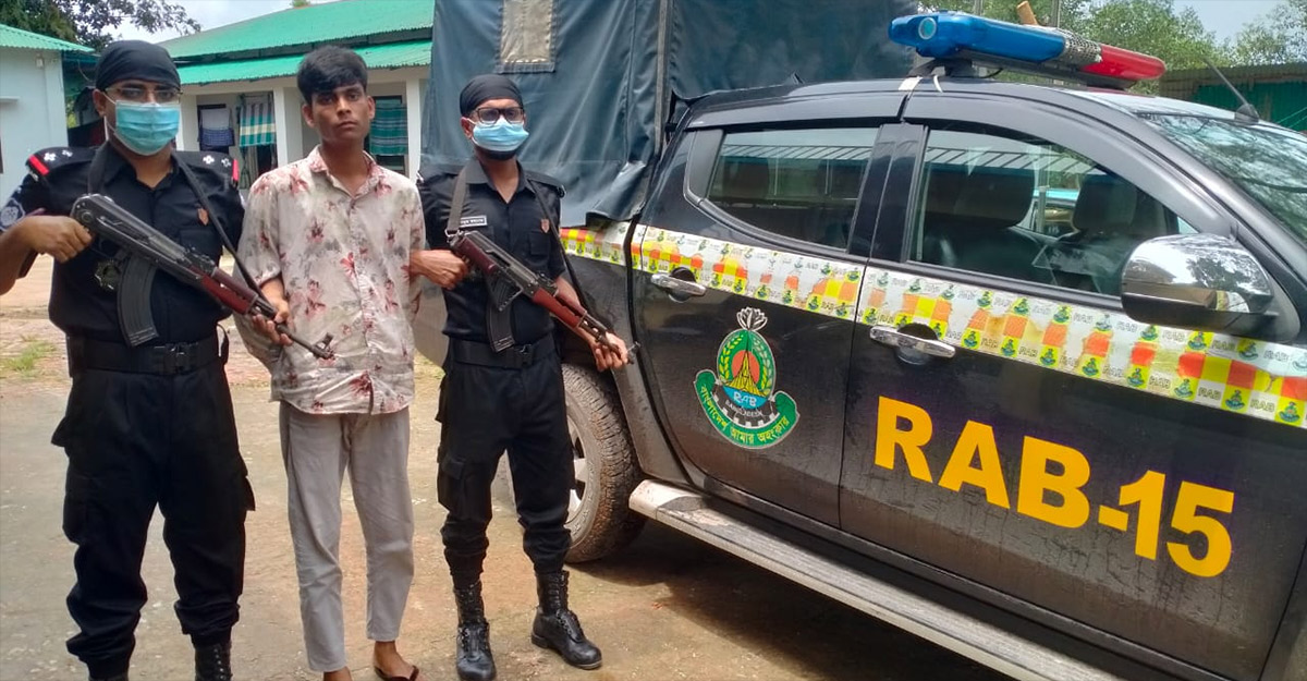 প্রাইভেটকারের স্পিকারে মিলল ইয়াবা