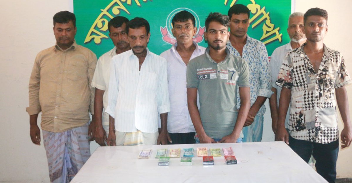 রাজশাহীতে বসত বাড়িতে জুয়ার আসর, গ্রেফতার ৮