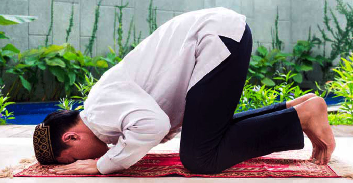 সেজদায় জমিন থেকে পা উঠে গেলে নামাজ হবে কি?