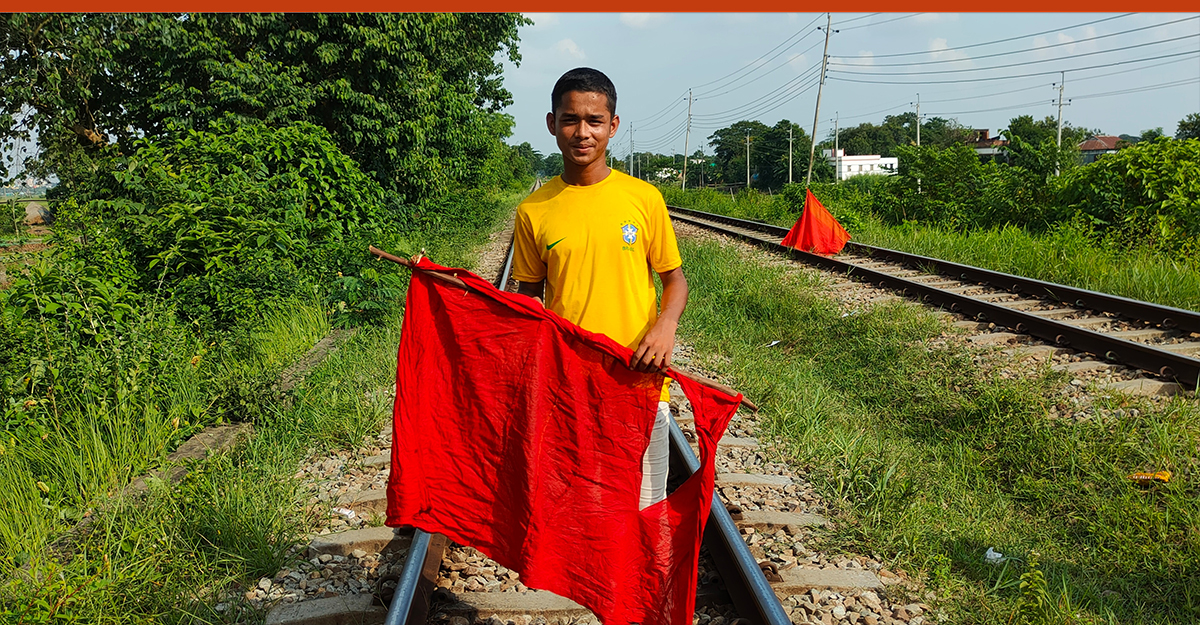 লাল নিশান উড়িয়ে কিশোর বাঁচালো হাজারও যাত্রীর প্রাণ