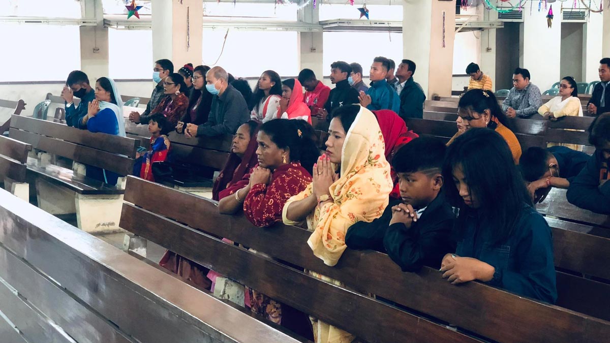 বড়দিনে গির্জায় গির্জায় প্রার্থনা