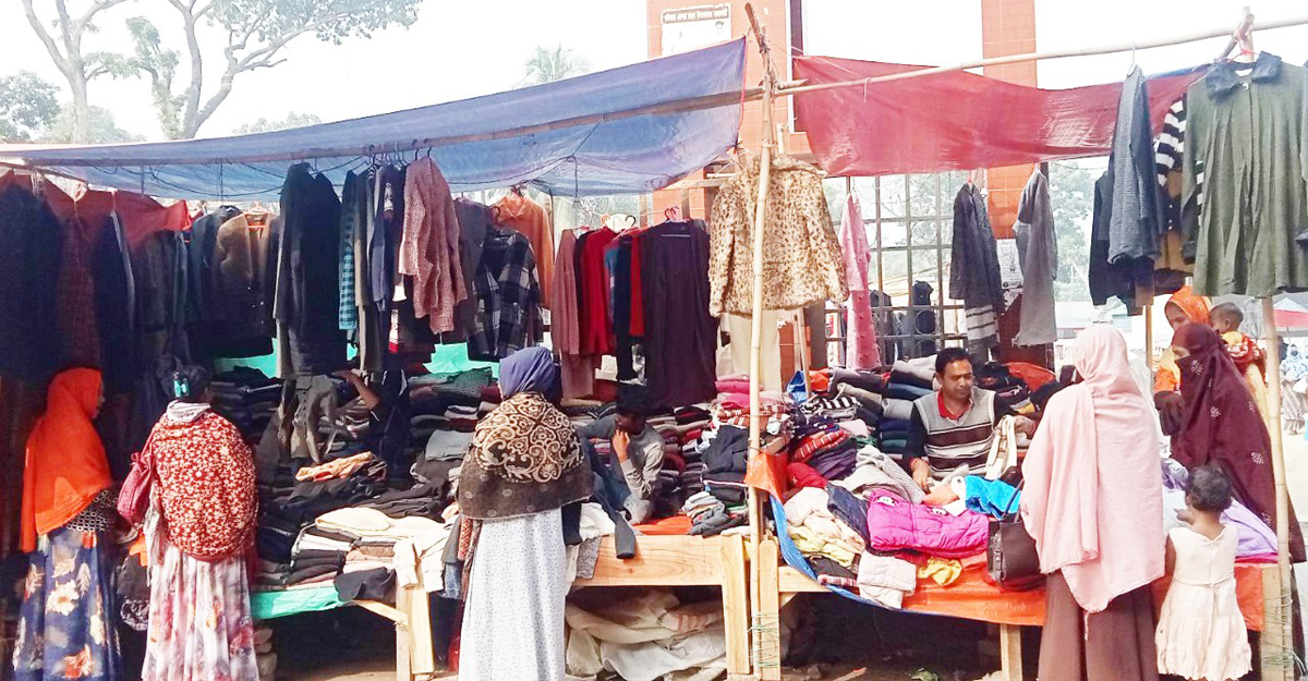 জেঁকে বসেছে শীত, কম দামের গরম কাপড়ের দোকানে ভিড়