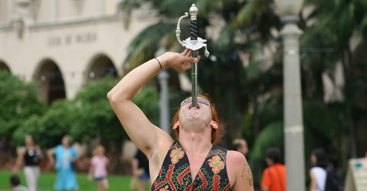 পাঁচটি তলোয়ার গিলে মৃত্যুর মুখে কিংবদন্তি যাদুশিল্পী