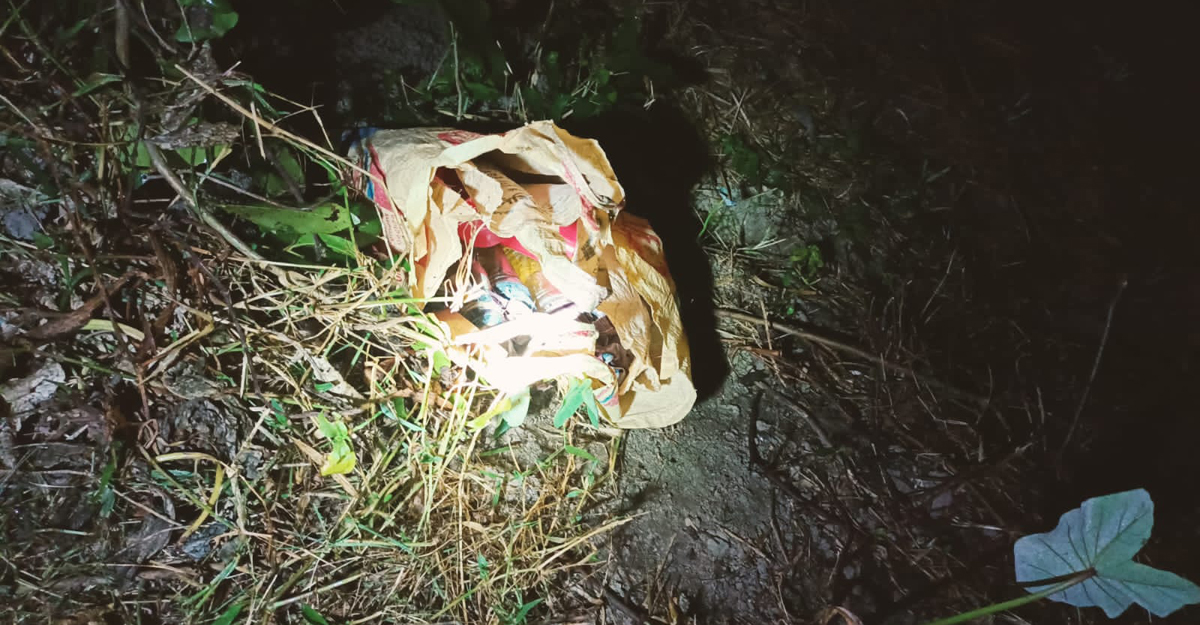 হরিণাকুন্ডে পরিত্যক্ত অবস্থায় পেট্রোল ৯ বোমা-ককটেল উদ্ধার