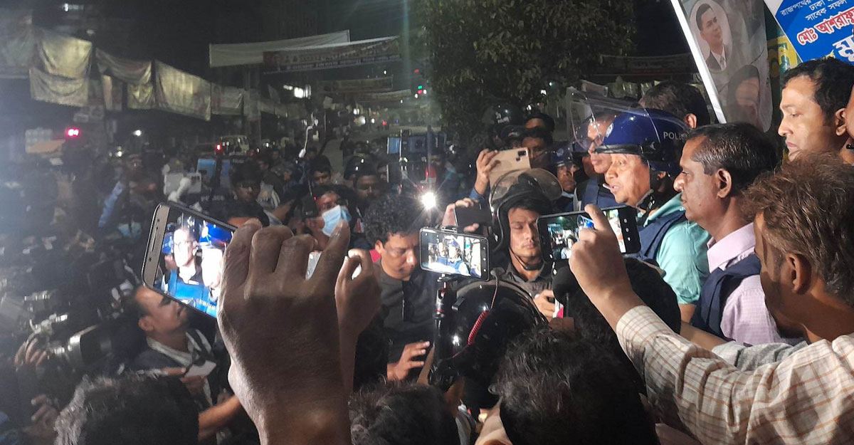 বিএনপির কার্যালয় থেকে ১৫টি ককটেল ও ১৬০ বস্তা চাল উদ্ধার