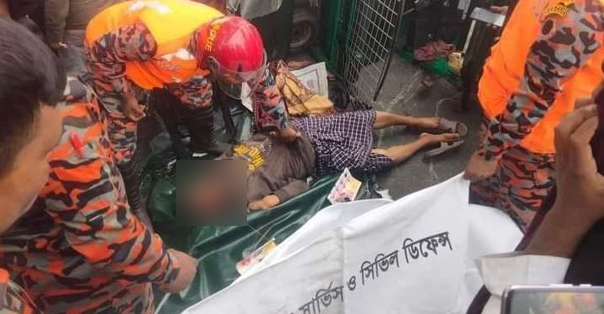 কাভার্ডভ্যানের ধাক্কায় প্রাণ গেল অটোরিকশার ২ যাত্রীর