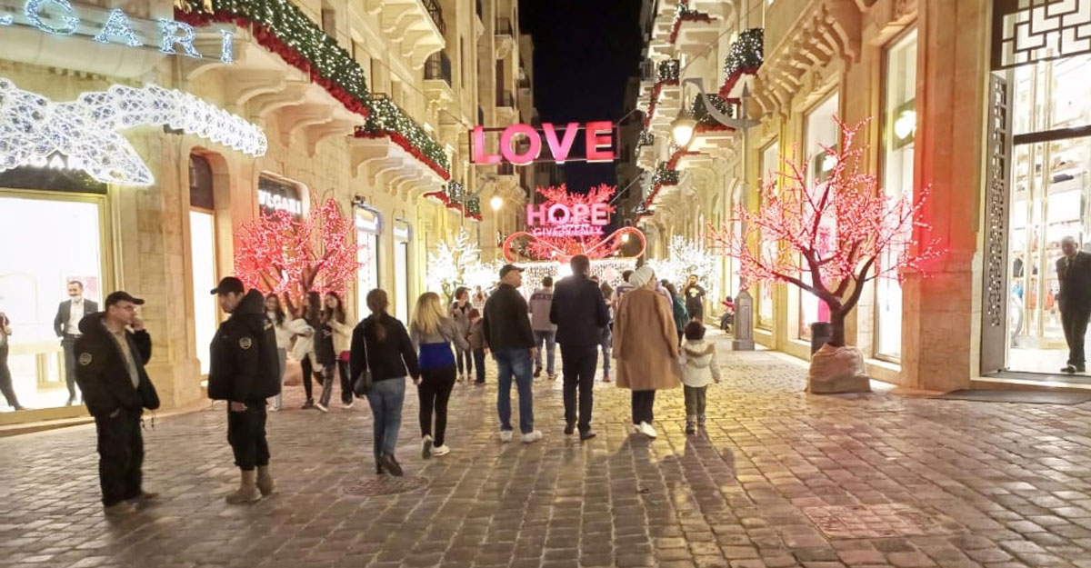 পর্যটকদের দিকে তাকিয়ে লেবানন