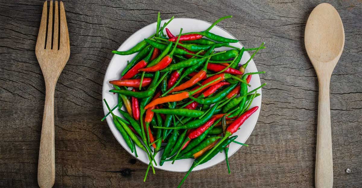 কাঁচা মরিচের উপকার জানলে অবাক হবেন