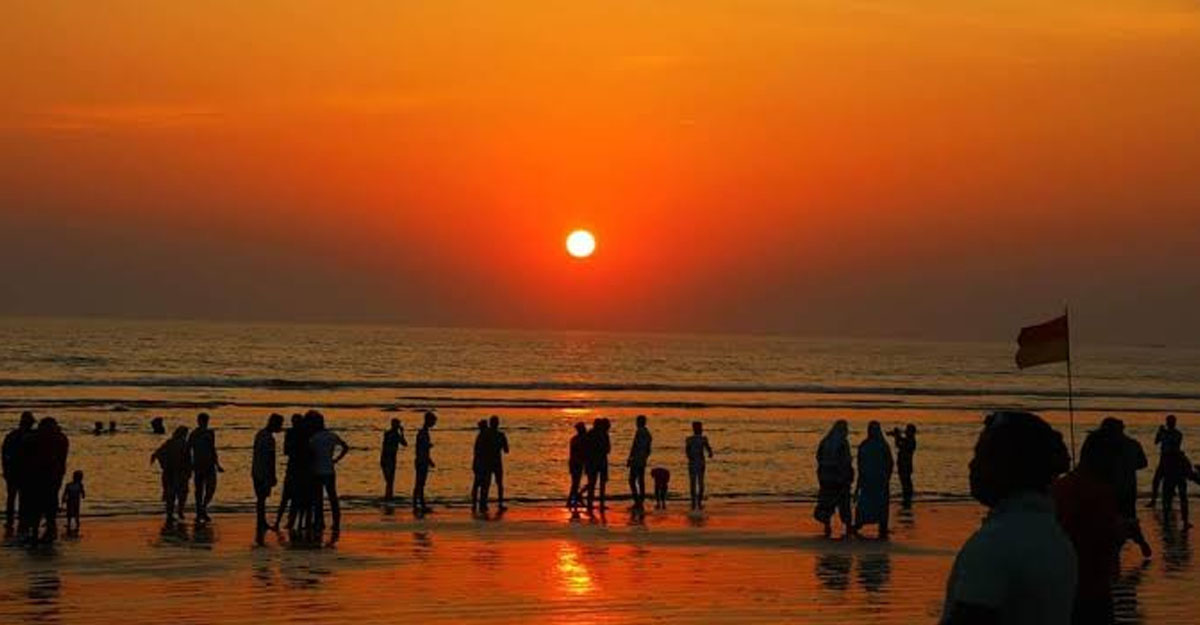 কক্সবাজার সৈকতে বছরের শেষ সূর্যাস্ত দেখতে লাখো পর্যটক