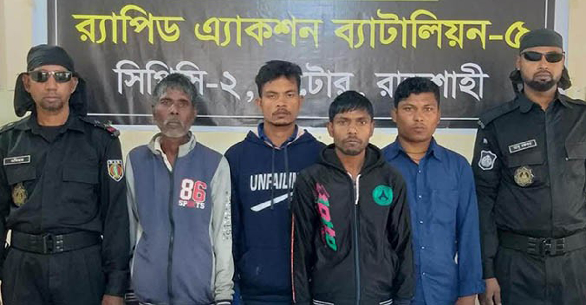 নাটোরে চোলাই মদ-গাঁজাসহ ৭ মাদক কারবারি গ্রেফতার