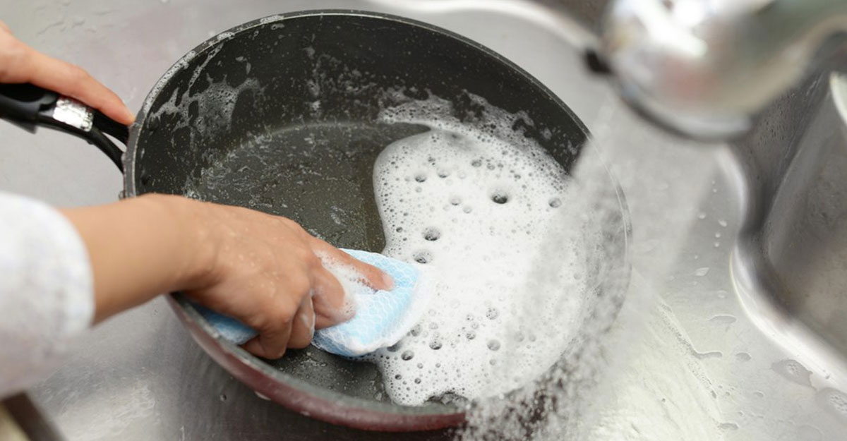 নন-স্টিক প্যানের সঠিক যত্নের নিয়ম