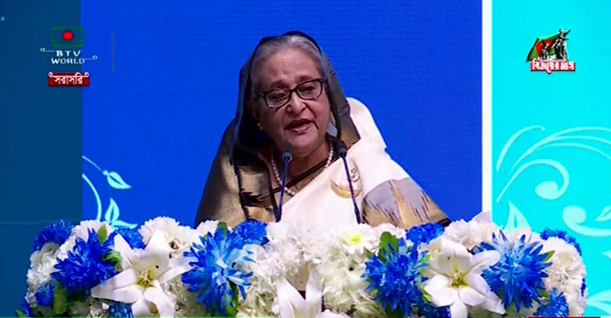 নারীদের নিজ পায়ে দাঁড়ানোর পথ দেখিয়েছেন বেগম রোকেয়া