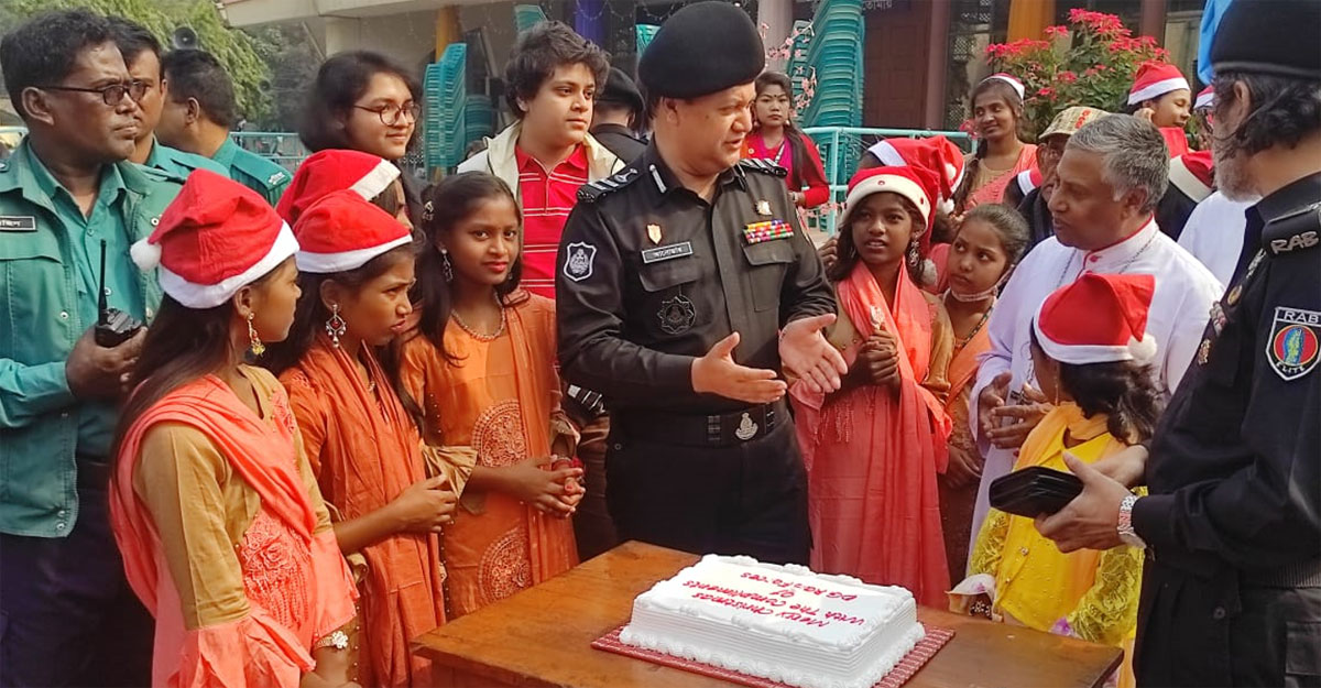 বড়দিনের কেক ও উপহারসামগ্রী পাঠালেন র্যাব ডিজি