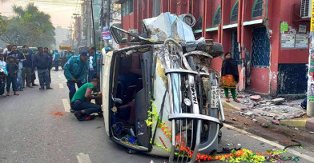 ভিসা জমা দিতে আসার পথে দুর্ঘটনার শিকার ৮ মাইক্রোবাস যাত্রী