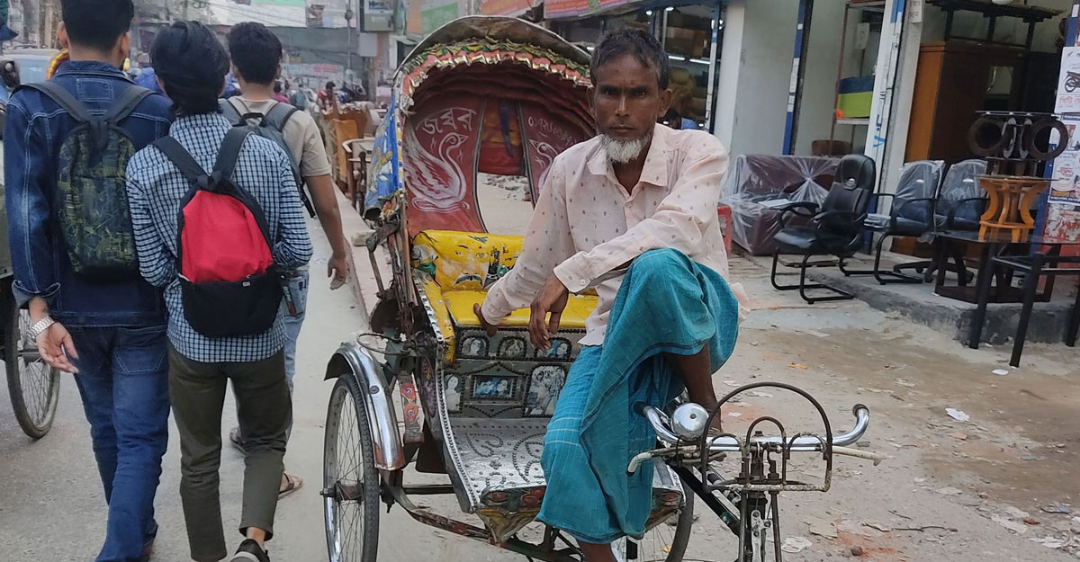আয় কমেছে, কষ্ট বেড়েছে রিকশাচালকদের