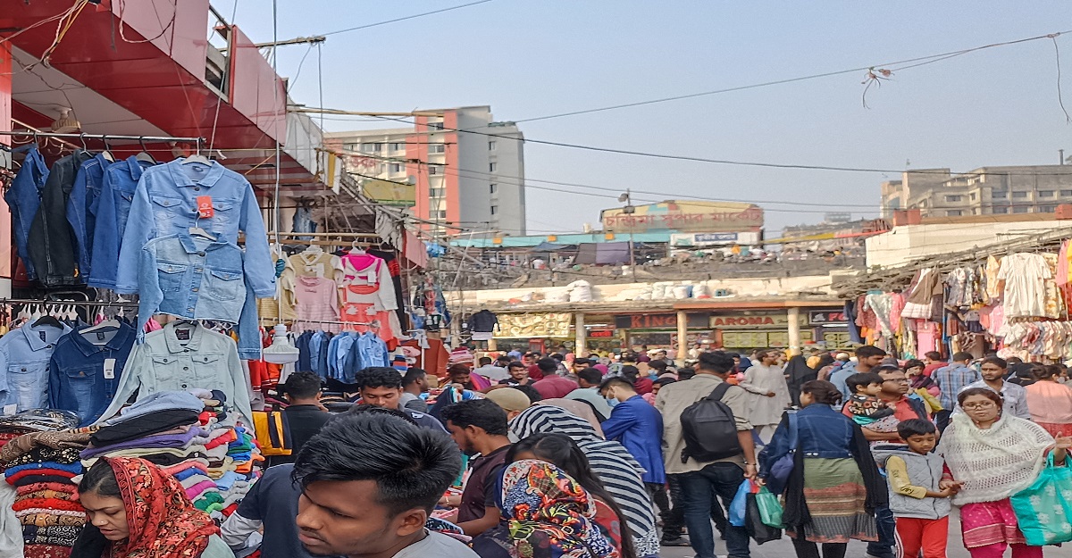 জেঁকে বসছে শীত, কদর বাড়ছে গরম কাপড়ের