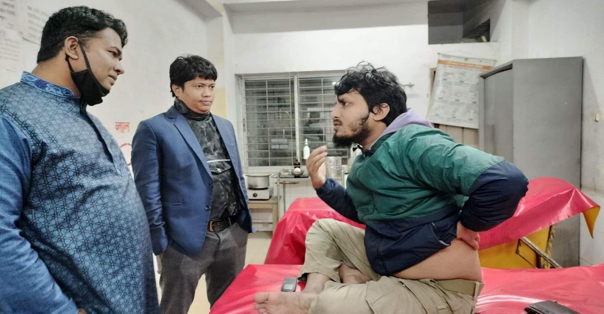 শিক্ষককে পিটিয়ে হাসপাতালে পাঠালেন তিন ভাই