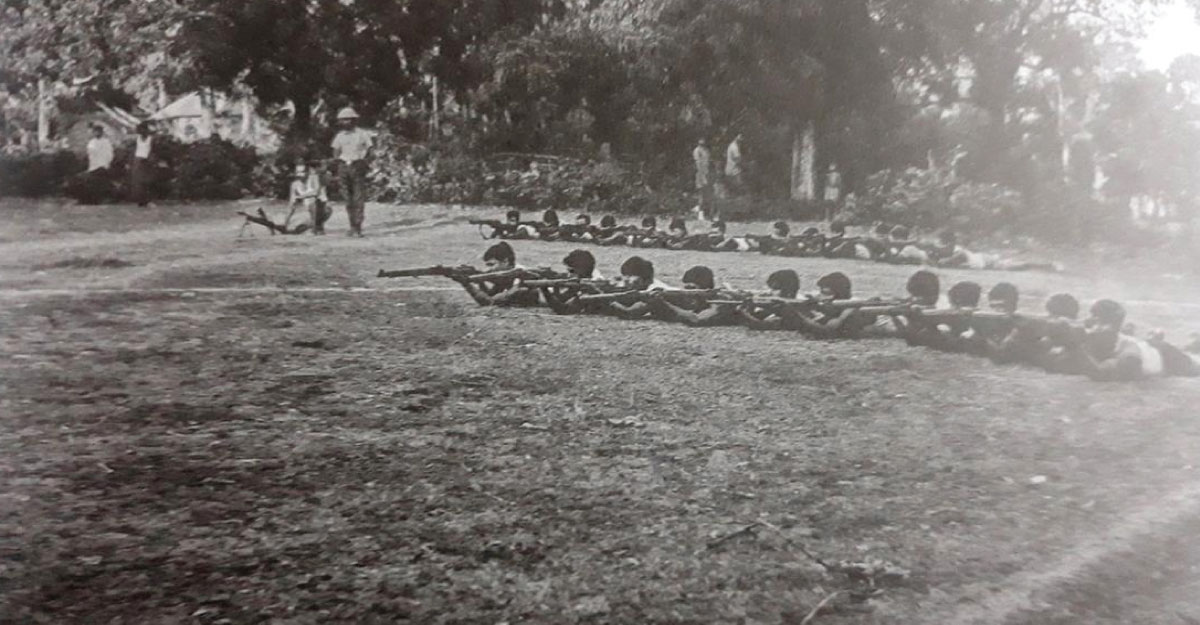 কাঁধে ক্যামেরা লেন্স, হাতে মুক্তিযোদ্ধাদের প্রশিক্ষণের কাজ