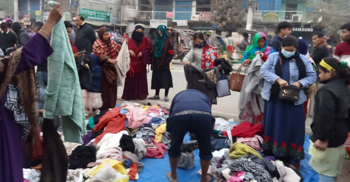 ‘বাইচ্ছা লন, দেইখা নন, যেটা নিবেন ৫০ টাকা’