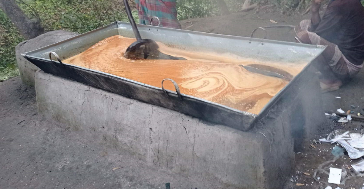 খেজুরের রসে চিনি মিশিয়ে গুড় তৈরি করায় জরিমানা