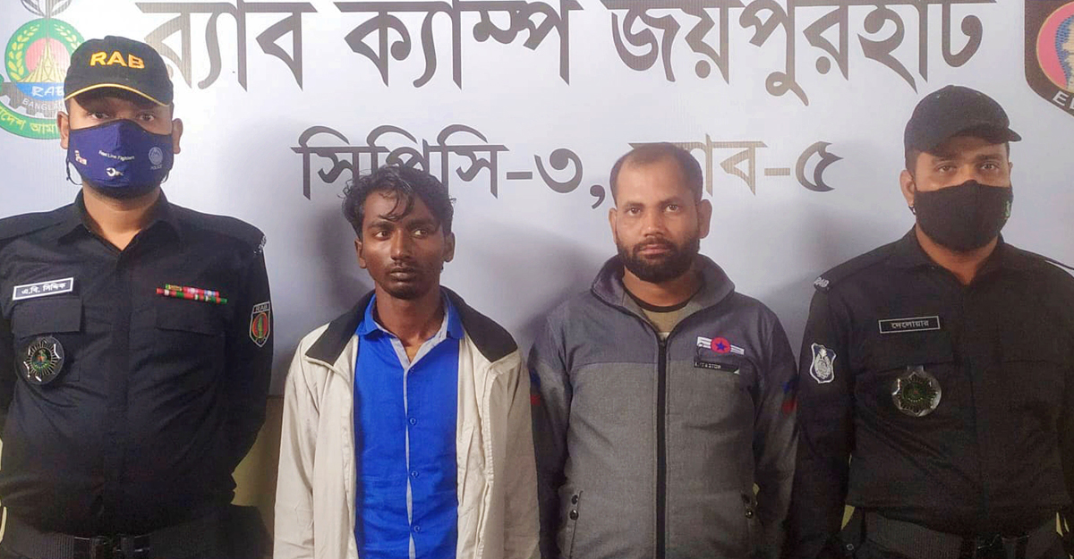 নওগাঁয় ২০ কেজি গাঁজাসহ দুই মাদক কারবারি আটক