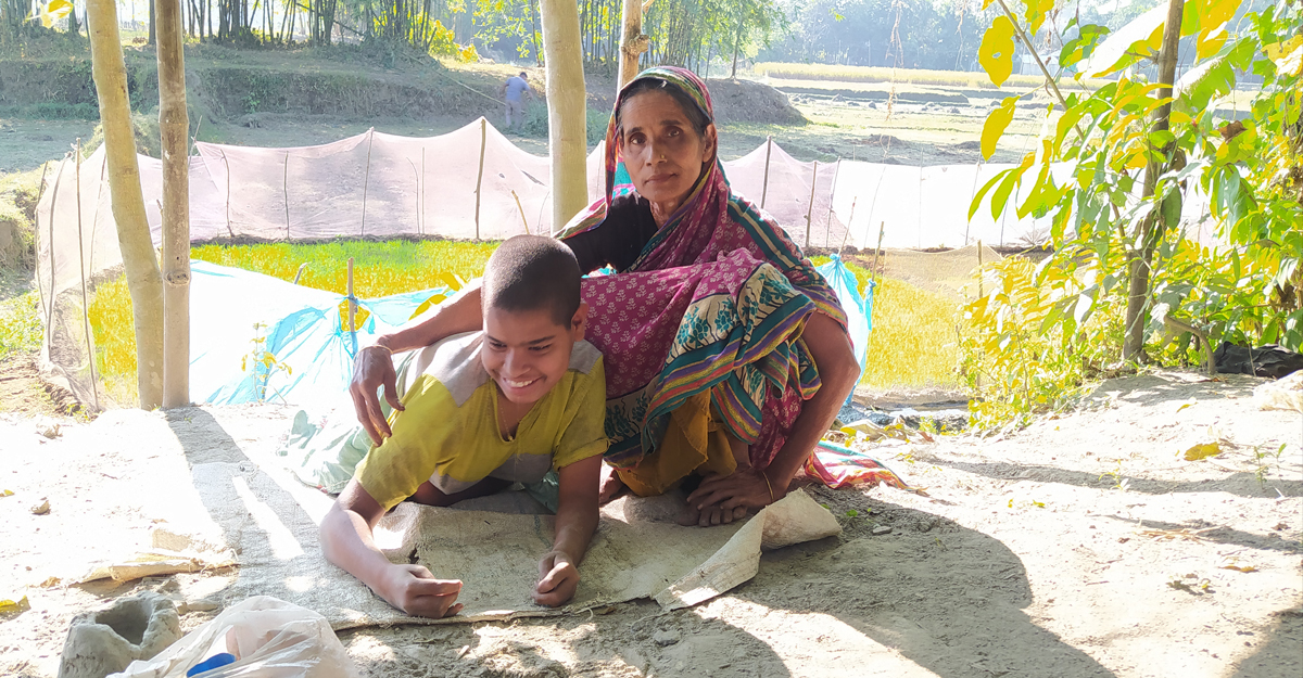 শিশু কুলসুমের জন্য একটি হুইল চেয়ারের আকুতি মায়ের