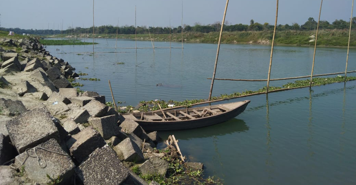 এক নদীতে গোসল করে দুই দেশের নাগরিক