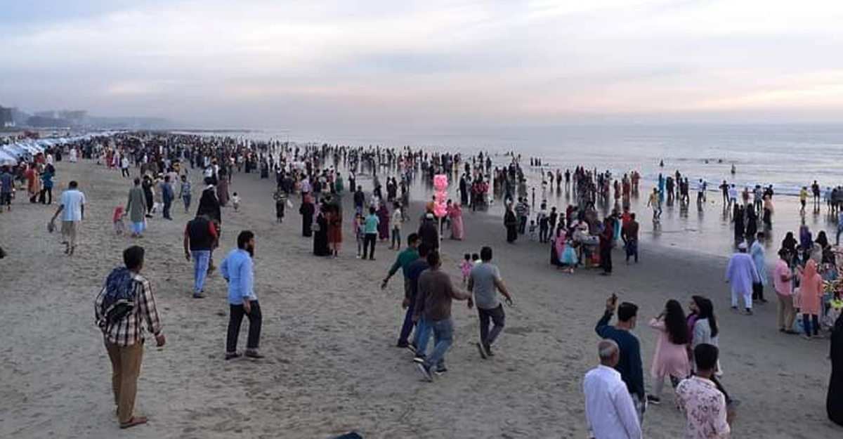 বসন্ত ও ভালোবাসা দিবসে কক্সবাজার সৈকতে লাখো পর্যটক