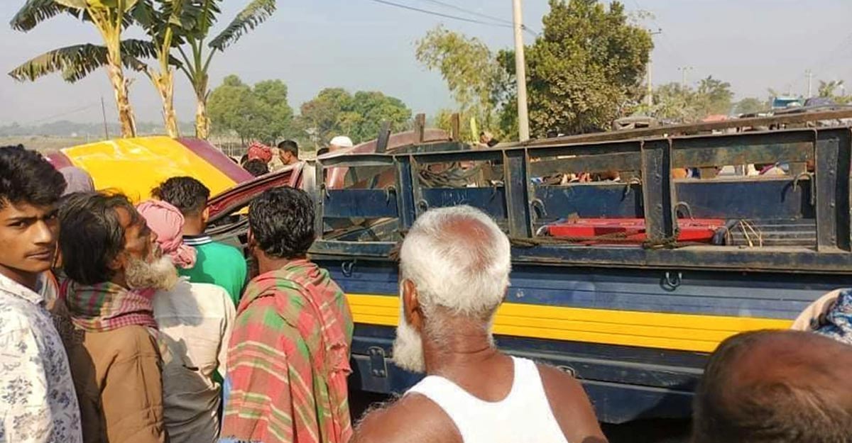 পিকনিকের গাড়ি উল্টে ১৩ কিশোর আহত