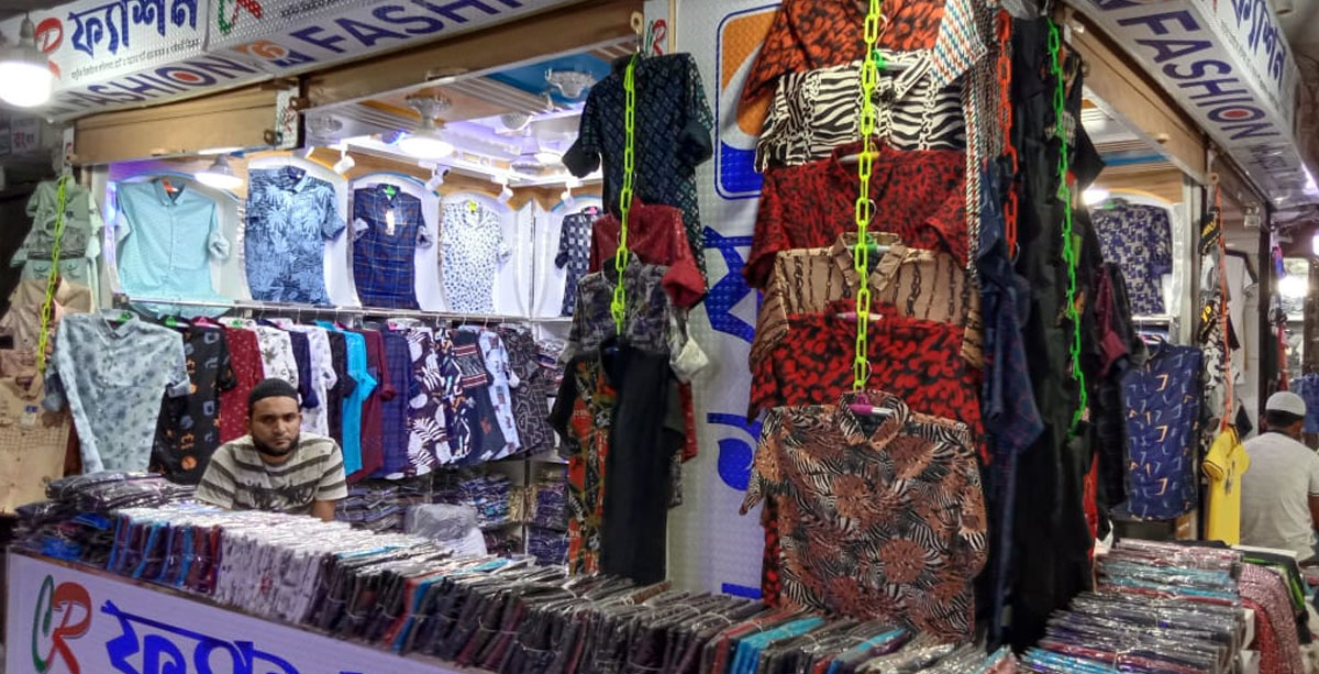 পাইকারি বাজারে ছেলেদের কোন পোশাকের দাম কেমন