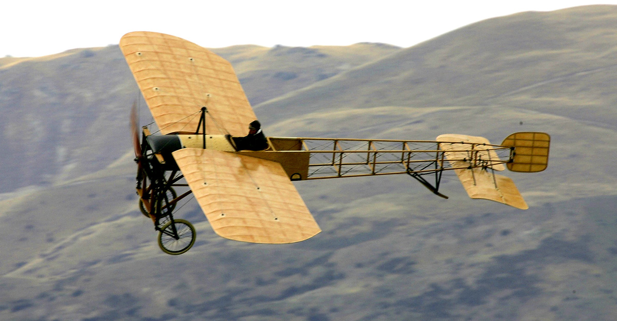 মেঘের আড়ালে রহস্যময় বাইপ্লেন