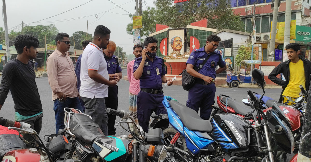 ট্রাফিক আইন অমান্য, ৩০ মোটরসাইকেল চালককে জরিমানা