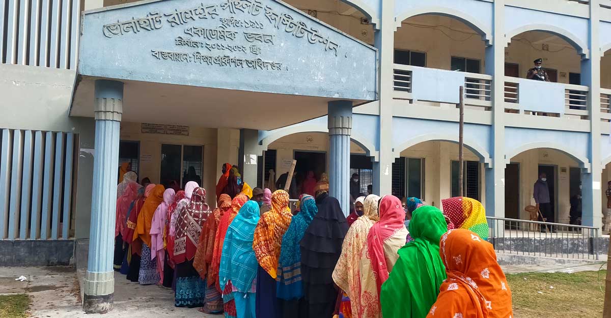 চাঁপাইনবাবগঞ্জে স্থগিত হওয়া ৫ কেন্দ্রে ভোট গ্রহণ চলছে