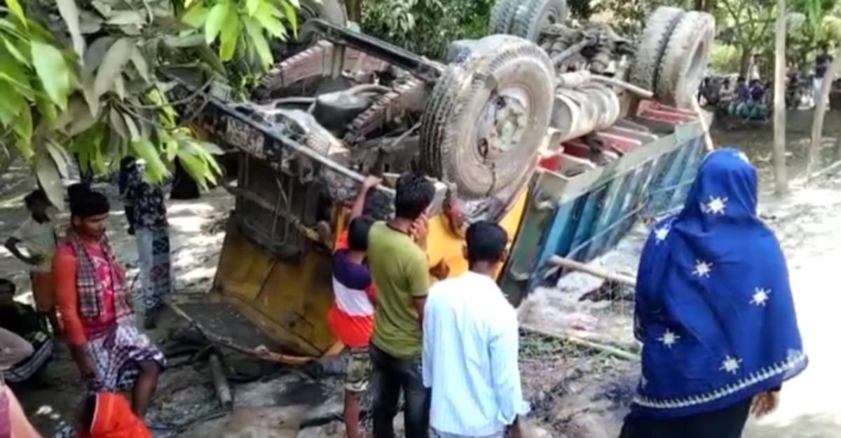 চাঁপাইনবাবগঞ্জে বালিবোঝাই ট্রাক উল্টে নারী নিহত  
