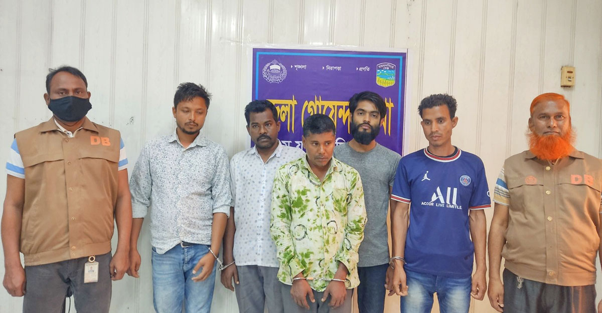 গফরগাঁওয়ে প্রাইভেটকারে ডাকাতির ঘটনায় গ্রেপ্তার ৫