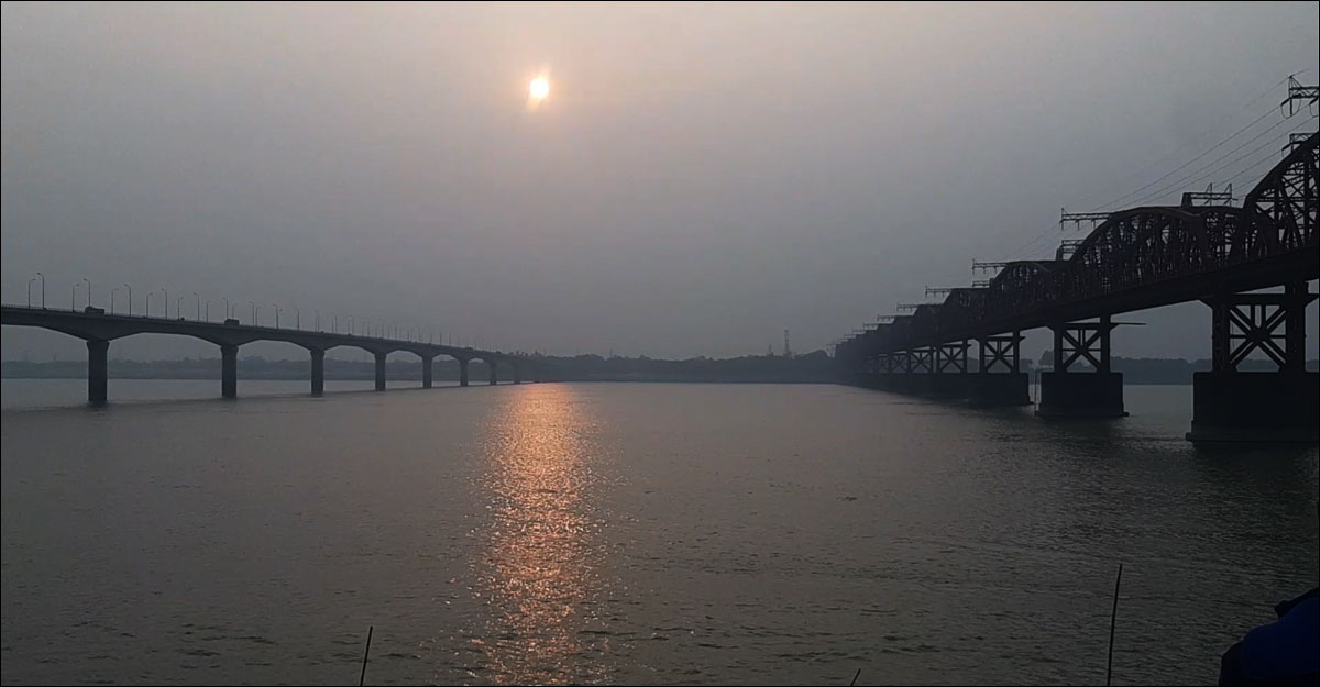 নদীর বুকে জেগে ওঠা চরই যেন কোনও সমুদ্র সৈকত