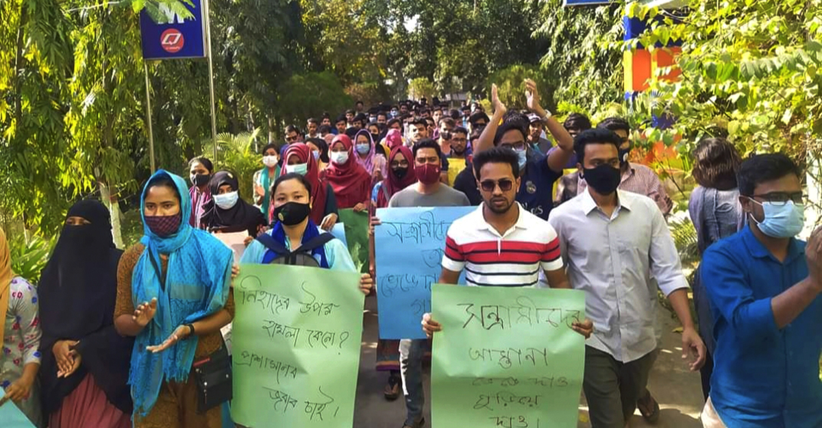 জাককানইবি হলে শিক্ষার্থীদের আন্দোলন