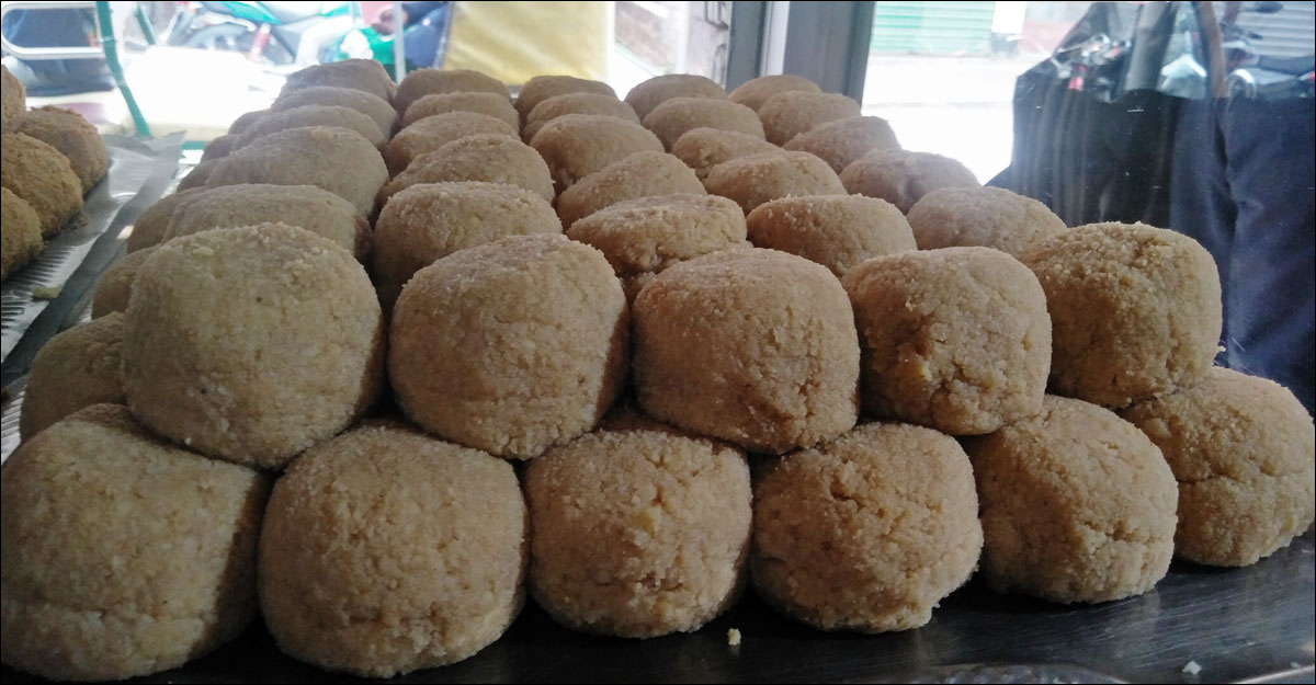 ঐতিহ্য ধরে রেখেছে দই-মিষ্টির মাগুরা